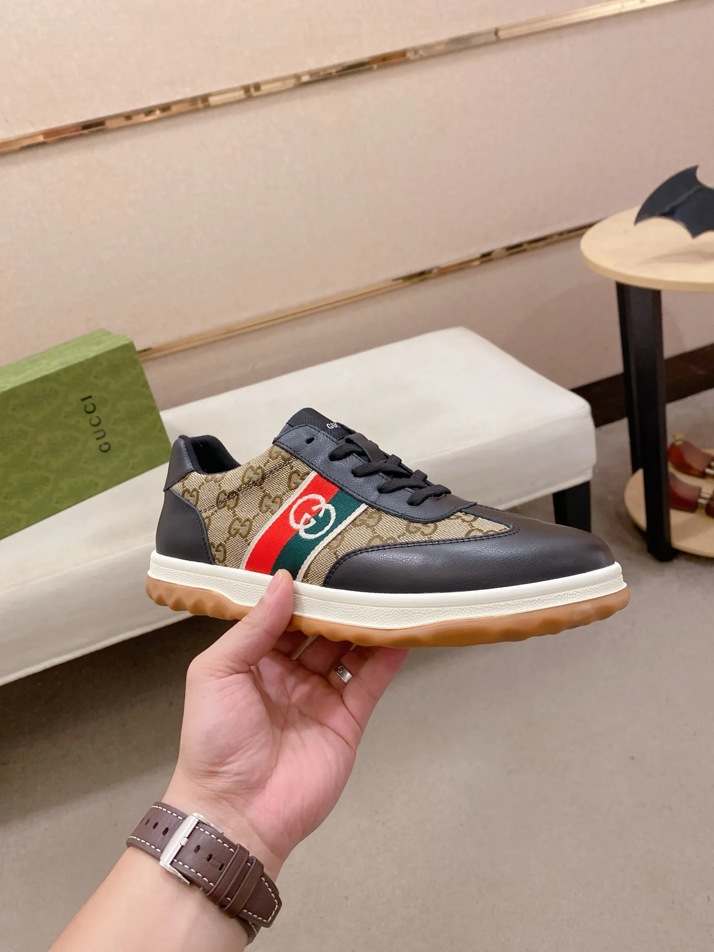 Men's shoes 💰 420 💰 High-quality new GUCCI counters are launched simultaneously. The new men's shoes, 😘fabrics are selected from imported cowhide, and the lining is sheepskin lining. 👍🏿 High-end ☄️ air-cushion molded anti-slip rubber outsole, exquisite lines, simple and elegant, comfortable and high-end for leisure travel. Code number: 38 to 44 (45 can be customized and cannot be returned or exchanged)